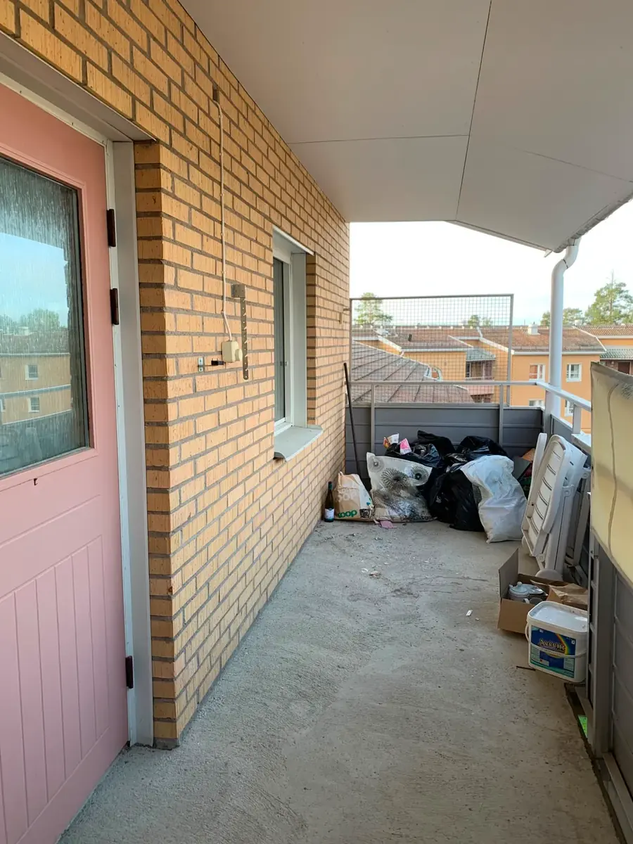 Balkong med sopsäckar och kvarlämnade saker före flyttstädning