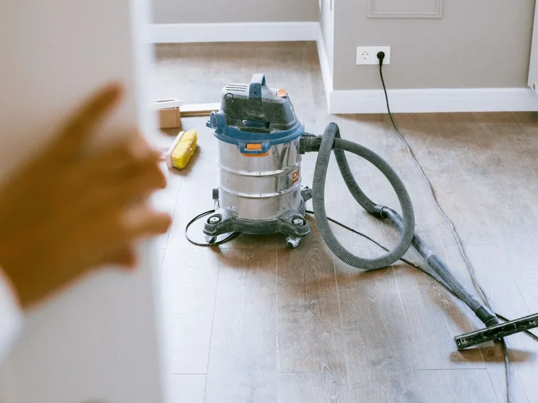 Byggdammsugare på golv efter renovering