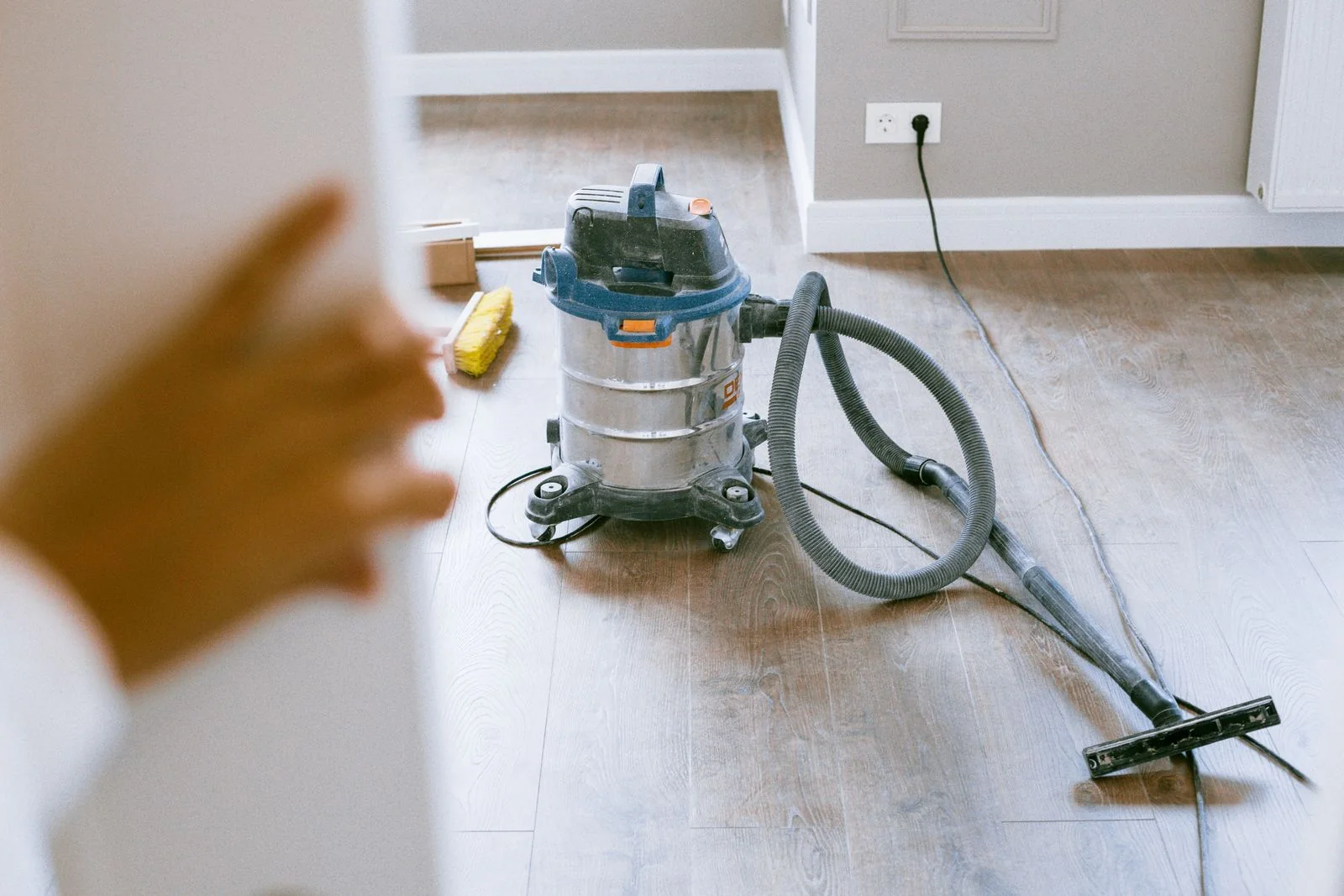Byggdammsugare på golv efter renovering