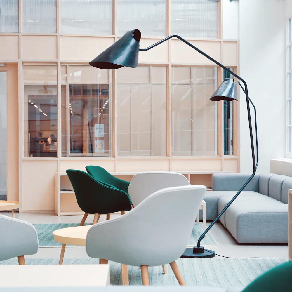 Loungeyta på ett kontor med glasparti