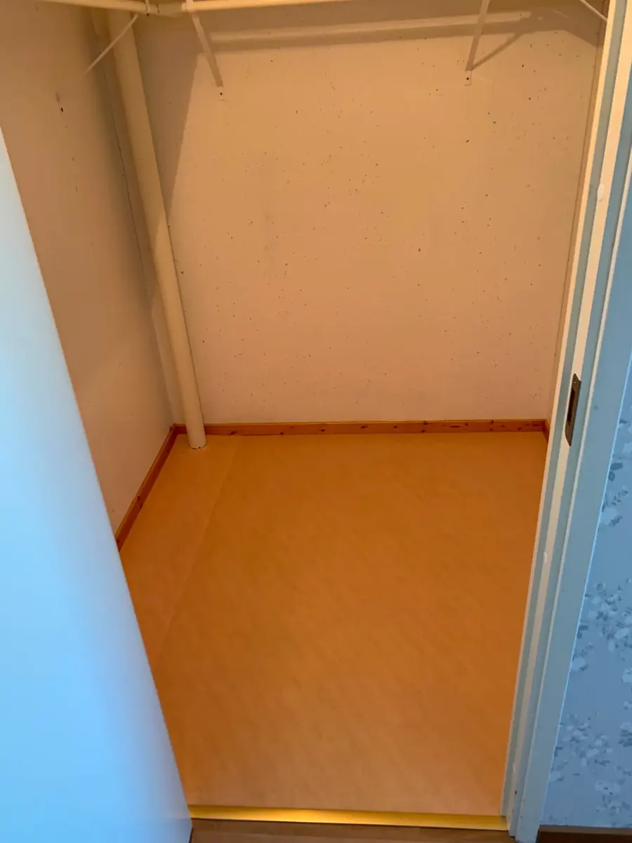 Samma klädkammare med rent golv och rena hyllplan