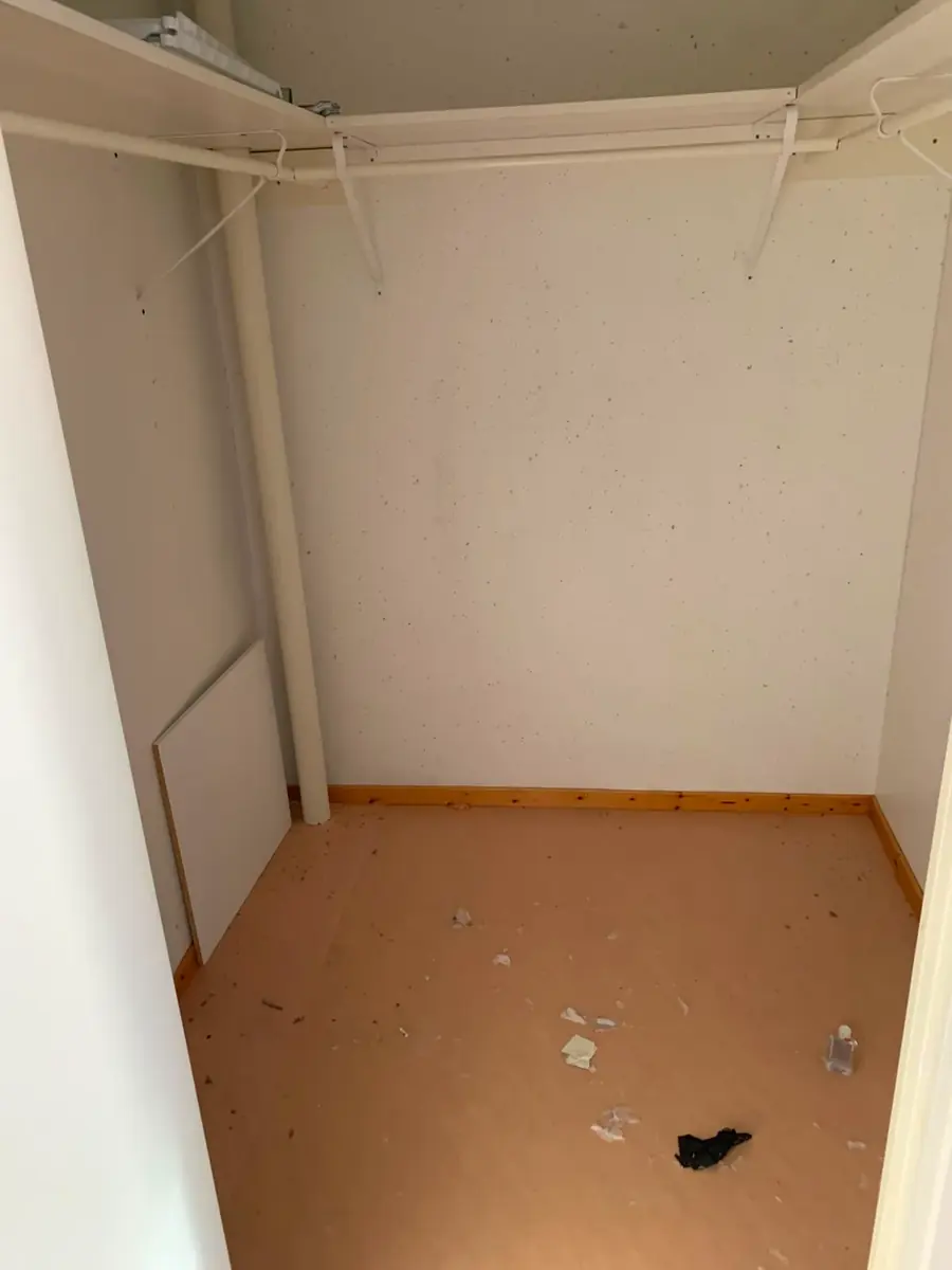 Klädkammare med skräp på golvet före flyttstädning