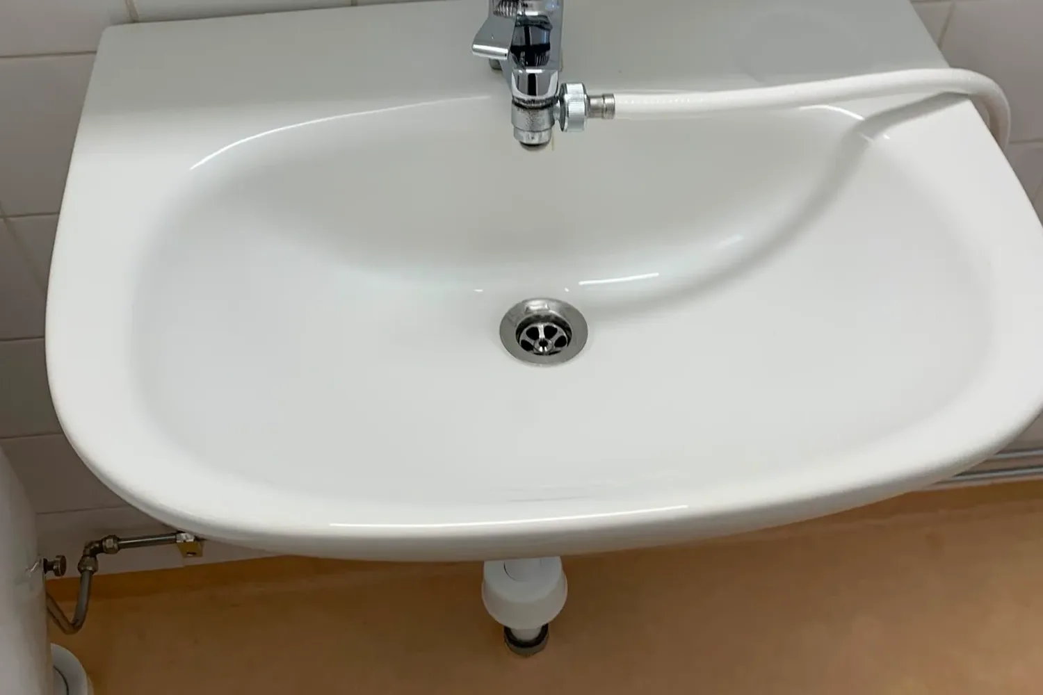 Samma handfat rengjort och blankt efter städning