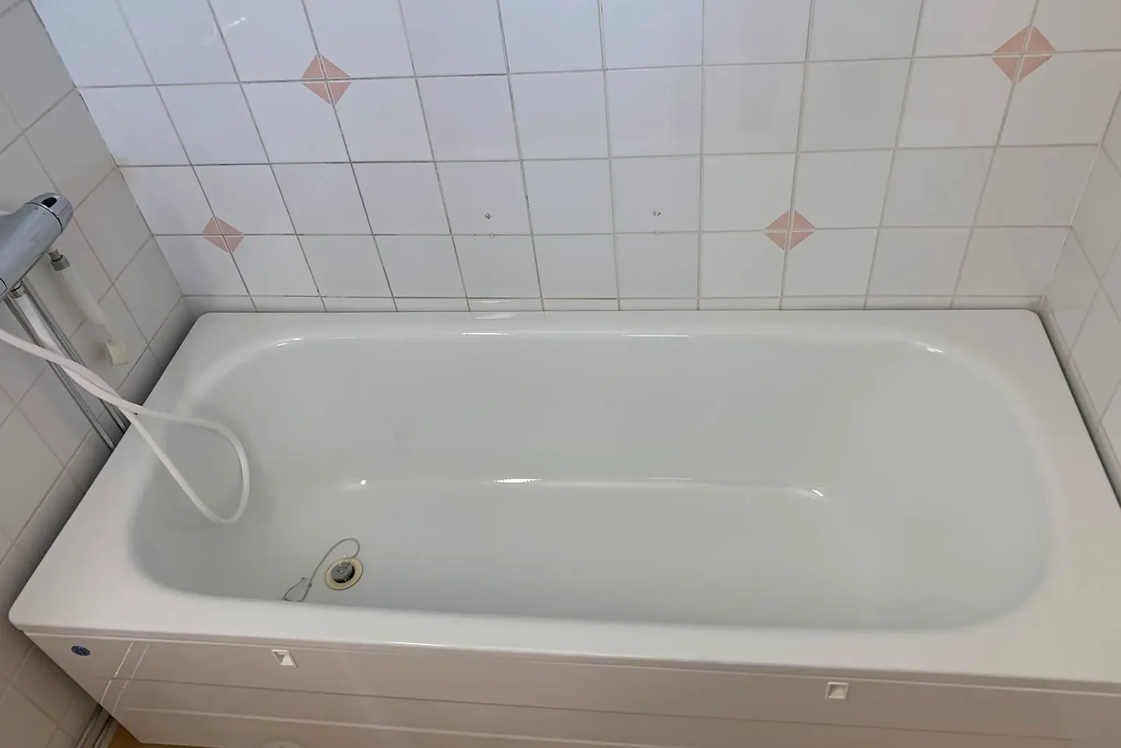 Bathtub and bathroom floor cleaned after a deep clean