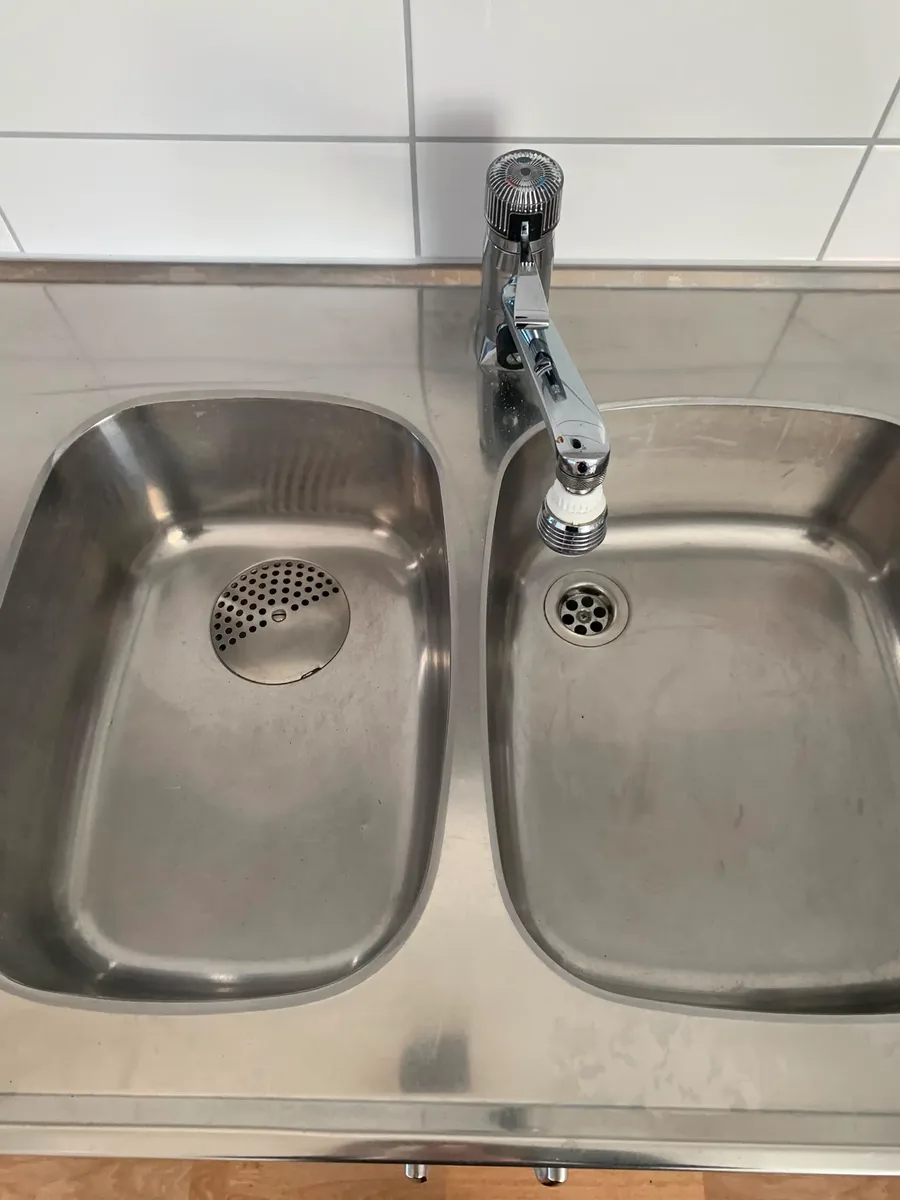 Stainless steel kitchen sink, cleaned and descaled after a deep clean