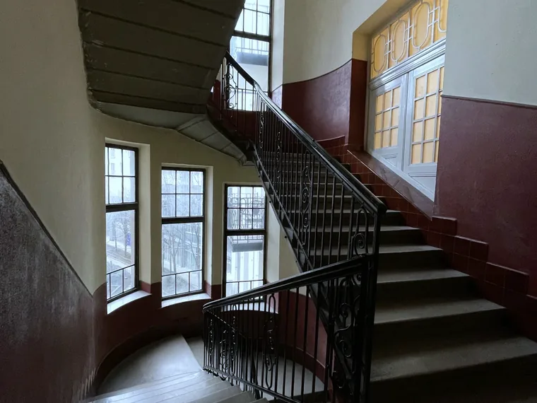 Trapphus med trappa och fönster